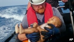 Des membres de Sea-Watch au cours d'une opération de sauvetage au large des côtes de la Libye, le 27 mai 2016 