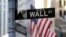 ARCHIVO - Banderas adornan la fachada de la Bolsa de Valores de Nueva York, en la ciudad de Nueva York, el 16 de junio de 2021.