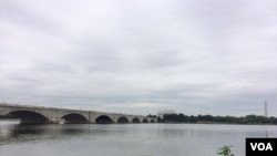 The Memorial Bridge, an iconic link between D.C. and Virginia, overlooks the Lincoln Memorial and Washington monument, Aug. 9, 2016. (E. Sarai/VOA)