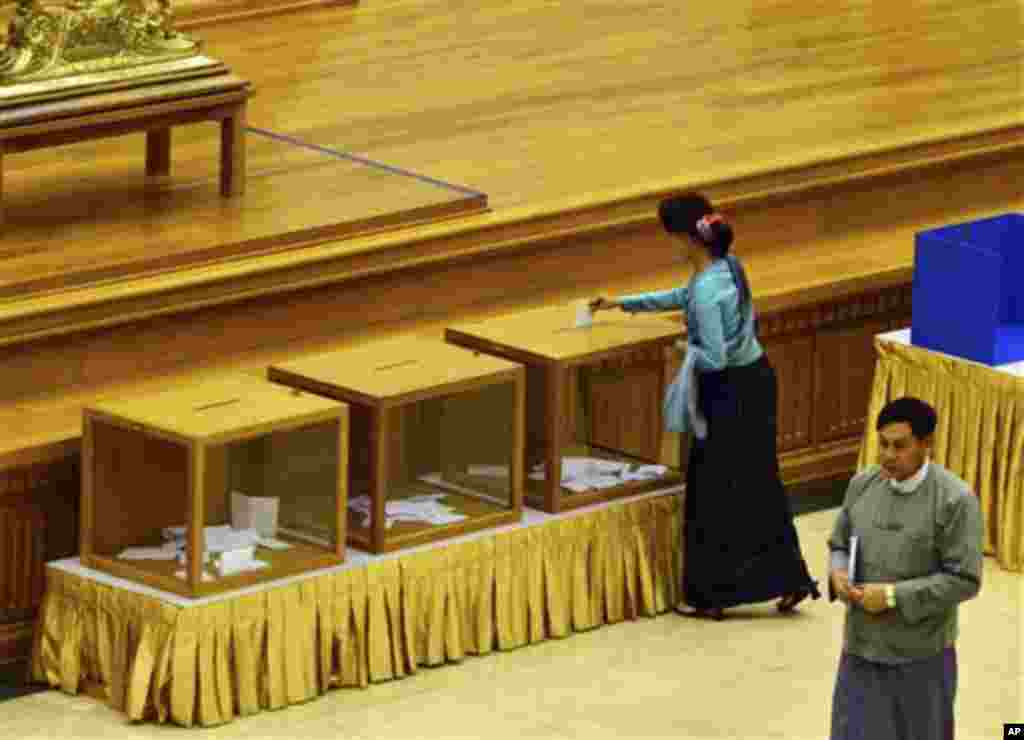 ျပည္ေထာင္စုလႊတ္ေတာ္တြင္း ဖြဲ႔စည္းပံုျပင္ေရးေဒၚေအာင္ဆန္းစုၾကည္ မဲေပး။