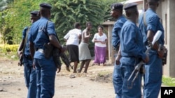 Fararen hula da 'yansanda suna taho mu gama a Bujumbura, Burundi