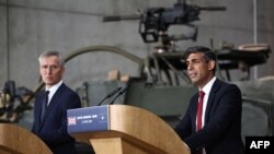 Глава британского кабинета Риши Сунак и генеральный секретарь НАТО Йенс Столтенберг проводят совместную пресс-конференцию в Варшаве. 23 апреля 2024 г. 