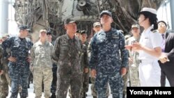 해리 해리스 신임 미국 태평양 사령관(오른쪽 두번째)과 최윤희 한국 합참의장(오른쪽 세번째)이 10일 경기도 해군 2함대 안보공원에서 희생 장병을 추모한 뒤 전시된 천안함 선체를 둘러보고 있다.