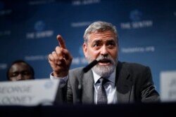 Aktor AS George Clooney dalam konferensi pers di pusat kota London saat menyampaikan laporan tentang kekejaman di Sudan Selatan, 19 September 2019. (Foto: Tolga Akmen / AFP)