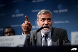 Aktor AS George Clooney dalam konferensi pers di pusat kota London saat menyampaikan laporan tentang kekejaman di Sudan Selatan, 19 September 2019. (Foto: Tolga Akmen / AFP)