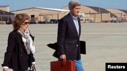 U.S. Secretary of State John Kerry and his wife Teresa Heinz Kerry board a second plane after their original aircraft had mechanical problems at Andrews Air Force Base in Maryland, Apr. 6, 2013. 