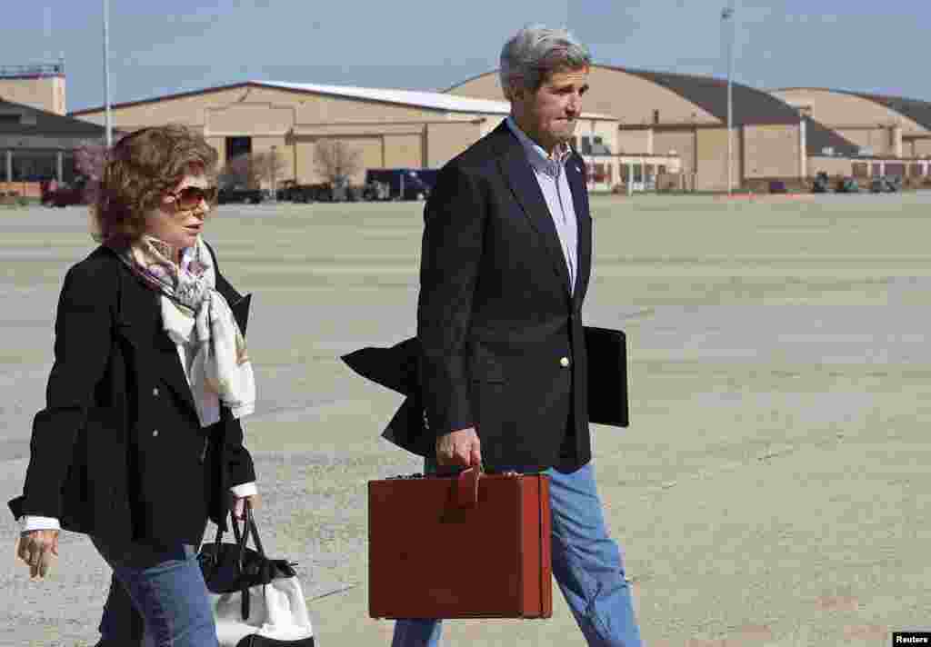 Le secr&eacute;taire d&#39;Etat am&eacute;ricain John Kerry et son &eacute;pouse, Teresa Heinz, changeant d&#39;avion &agrave; base a&eacute;rienne Andrews, dans le Maryland, apr&egrave;s des probl&egrave;mes avec l&#39;appareil qui devait les emmener en Turquie le 6 avril 2013.&nbsp; 