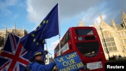 Des manifestants anti-Brexit devant le Parlement britannique à Londres, le 16 janvier 2018.