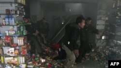 Раненого выносят из кабульского супермаркета, в котором была взорвана бомба