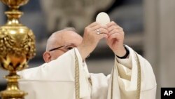 El papa Francisco celebra misa en la basílica de San Pedro en el Vaticano, en el Día Mundial de los Pobres, el domingo 18 de noviembre de 2018.