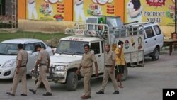 Des policiers indiens dans la ville de Sonipat, Inde, le 26 août 2017. 