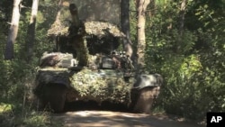 Na fotografiji preuzetoj sa video snimka Ministarstva odbrane Rusije 17. avgusta 2024. godine, ruski tenk T-72B3M se vidi na neotkrivenoj lokaciji u blizini rusko-ukrajinskog graničnog područja u Kurskoj oblasti u Rusiji.