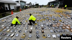 FILE - Colombian anti-narcotics policemen inspect cocaine packs in Necocli, Feb. 24, 2015. Organized crime involved in drug trafficking, illegal mining and extortion will keep displacing Colombians, a U.N. official says.