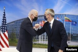 Predsjednik SAD Joe Biden i generalni sekretar NATO-a Jens Stoltenberg tokom samita NATO-a, u sjedištu Alijanse u Briselu, Belgija, 14. juni 2021. Stephanie Lecocq / Pool putem REUTERS-a
