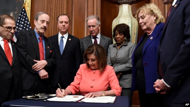 眾議院議長佩洛西簽署把眾議院彈劾條款遞交參議院的決議。(2020年1月15日)