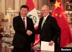 2016年11月21日中国国家主席习近平和秘鲁总统佩奇·巴布罗·库钦斯基在秘鲁利马的总统府握手。