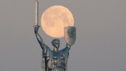 "Супер місяць" у небі над Києвом 8 квітня 2020 р.