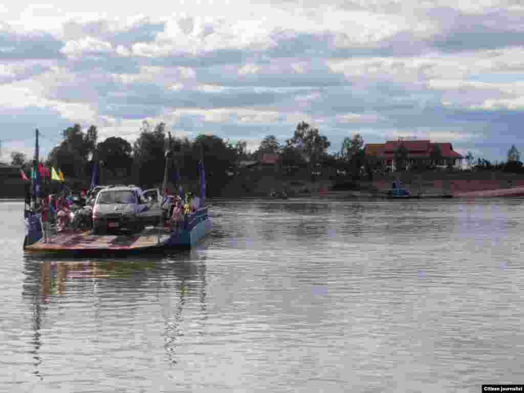 ເຮືອບັ໊ກ ຂ້າມມາຈາກດອນໂຂງ. ໂຮງແຮມ Don Khong Riverside ຢູ່ເບື້ອງຫລັງ ໃກ້ໆກັບທ່າເຮືອບັ໊ກ (Don Khong Ferry)