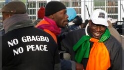 هواداران لوران بگبو، رئیس جمهوری پیشین ساحل عاج در برابر دادگاه بین المللی جنایی در لاهه. ۱۰ دسامبر ۲۰۱۱