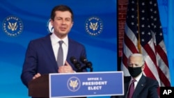 Pete Buttiegieg, mantan wali kota South Bend, Indiana, calon menteri transportasi kabinet Presiden terpilih Joe Biden, saat konferensi pers di The Queen Theater, Wilmington, Delaware, Rabu, 16 Desember 2020. (Foto: Kevin Lamarque/Pool via AP)