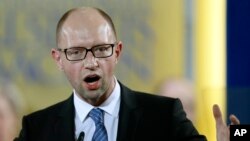 Thủ tướng Ukraine Arsenyi Yatsenyuk bênh vực quyết định của chính phủ Ukraine cắt ngân sách dành cho các dịch vụ công cộng.