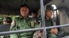 ရခိုင်ပြည်နယ် ပေါက်တောဝရွာအနီးမှာ တွေ့ရတဲ့ မြန်မာစစ်တပ်က တပ်ဖွဲ့ဝင်တချို့။ (အောက်တိုဘာ ၀၃၊ ၂၀၁၃)