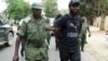 Un policier arrête le musicien zambien Chama Fumba, connu sous le nom de Pilato, lors d'une marche vers le bâtiment du parlement à Lusaka le 29 septembre 2017.