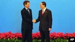 US Treasury Secretary Timothy Geithner and Chinese Vice Premier Wang Qishan (file photo)