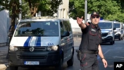 Policijska vozila prevoze optužene za pokušaj državnog udara u Crnoj Gori na suđenje u Podgorici 20. jula 2017. 