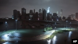 Sebagian besar kawasan Manhattan di pusat kota New York dalam keadaan gelap gulita akibat padamnya aliran listrik hari Selasa (30/10).