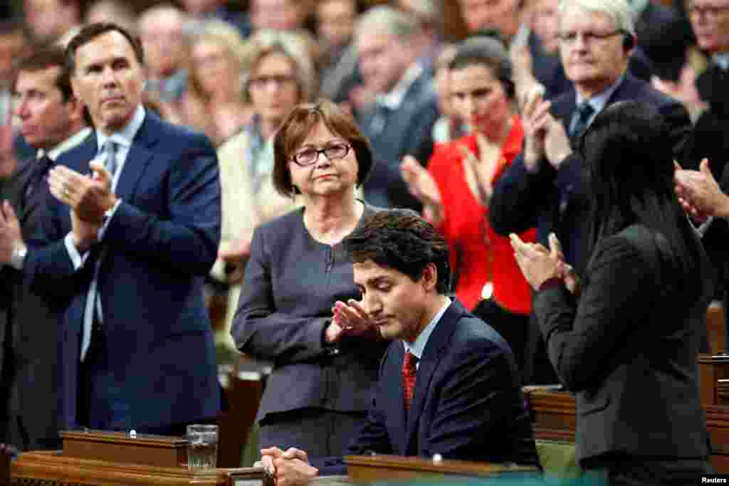 Perdana Menteri Kanada Justin Trudeau menerima aplus meriah setelah menyampaikan pernyataan mengenai penembakan maut di sebuah masjid Quebec City, di Parlemen di Ottawa, Kanada (30/1). (Reuters/Chris Wattie)