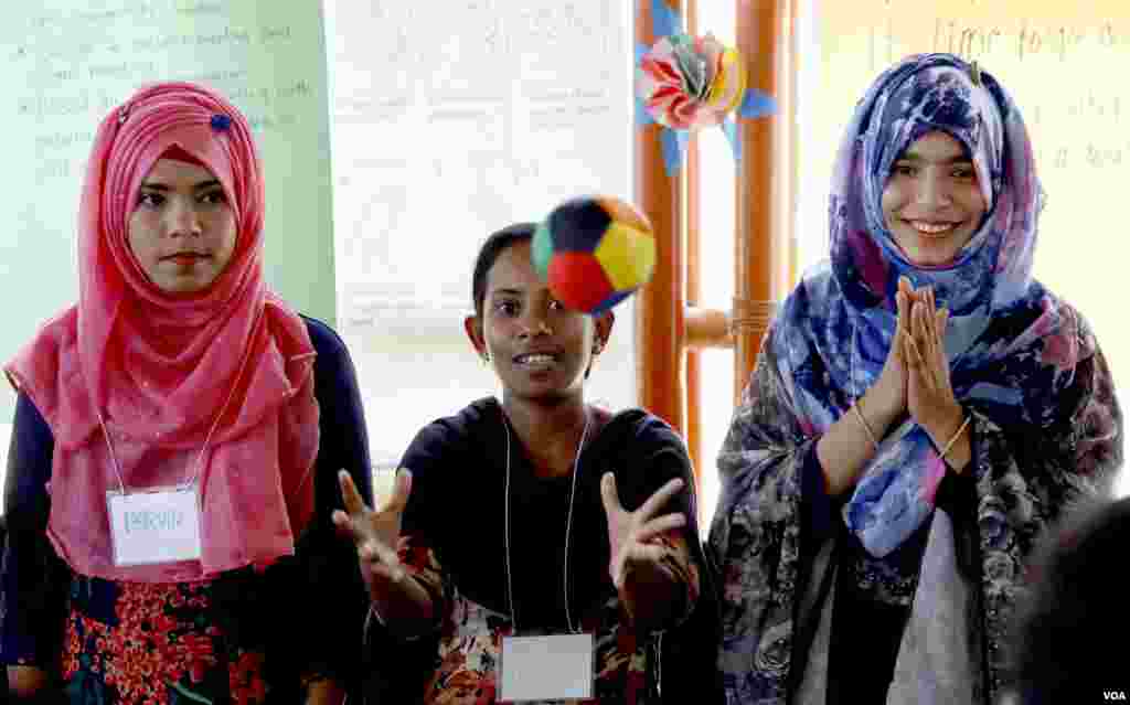 English teachers attend training at Camp 4 refugee camp in Cox's Bazar Mar. 30, 2019. (Hai Do/VOA)