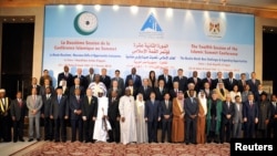 Para pemimpin negara-negara OKI berpose bersama di Kairo, Rabu (6/2). 