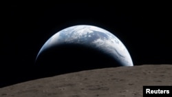 تصویری که توسط فضاپیمای اوریون ثبت شده، نمای خیره‌کننده‌ای از کره زمین را در پس‌زمینه هلال مهتاب نشان می‌دهد.