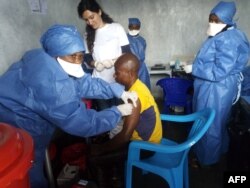 FILE - Picha ya kijana akipatiwa chanjo ya Ebola Nov. 14, 2019, huko North Kivu, Goma, DRC.Picha kwa hisani ya Madaktari Bila Mipaka (MSF)