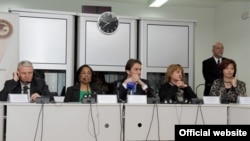 Crnogorski ministar unutrašnjih poslova Raško Konjević (C) i američka ambasadorka u Crnoj Gori Sju Kej Braun na otvaranju obuke za Specijalni istražni tim (gov.me)