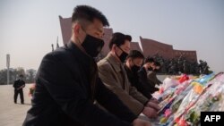 지난 15일 북한 김일성 주석의 108번째 생일을 맞아 주민들이 평양 만수대언덕 김일성 동상에 꽃을 바치고 있다.