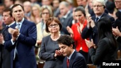 Ovation debout pour Justin Trudeau lors de sa déclaration sur la fusillade à la grande mosquée de Québec, Chambre des communes, Ottawa, Canada, le 30 janvier 2017. 