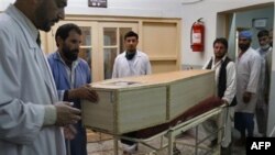 Quan tài của ông Malang Malik, một thành viên hội đồng tỉnh, bị thiệt mạng trong vụ nổ bom ở thị trấn Mehtarlam trong tỉnh Laghman, đông bắc thủ đô Kabul, ngày 15/3/2011