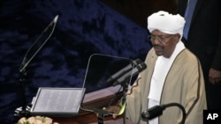 ປະທານາທິບໍດີຊູດານ ທ່ານ Omar al-Bashir ຜູ້ທີ່ໄດ້ຮັບເລືອກເປັນປະທານາທິບໍດີ ອີກຄັ້ງນຶ່ງ ຢ່າງຂາດລອຍ ເມື່ອບໍ່ດົນມານີ້ ເຊິ່ງໄດ້ຂະຫຍາຍການຄອງອຳນາດເປັນເວລາ 25 ປີ ອີກຕໍ່ໄປ ທ່ານກຳລັງກ່າວຖະແຫລງຢູ່ໃນລັດຖະສະພາ ຊູດານ, ວັນທີ 2 ມີຖຸນາ 2015.