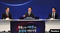 2026년 6월 29일 대한민국 서울 청와대 영빈관에서 열린 정부의 3대 메가 프로젝트 발표 브리핑에 이재명 대한민국 대통령(사진 가운데), 이재용 삼성전자 회장(사진 왼쪽), 최태원 SK그룹 회장이 참석하고 있다.