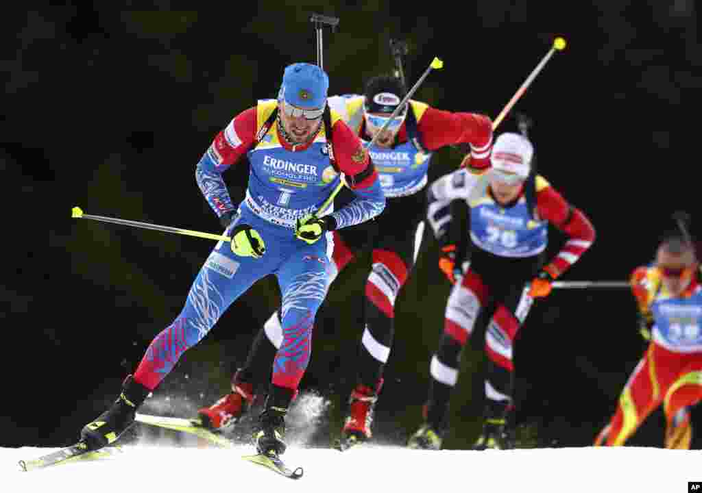 عکسی از مسابقه &laquo;ورزش دوگانه&raquo; یا &laquo;بیاتلون&raquo; در چارچوب قهرمانی جهان در ایتالیا. این ورزش، ترکیبی از دو ورزش اسکی صحرانوردی و تیراندازی است.