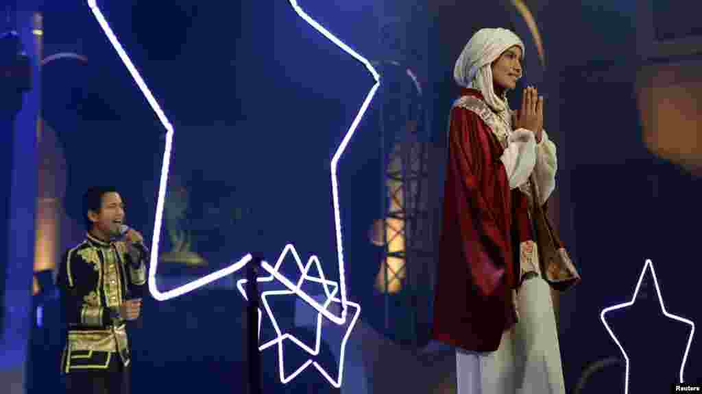 Une attitude d'Hidayatur Rahmi, candidate de l'Indonésie, au cours de la 3ème éditionde Miss Muslimah à Jakarta le 18 septembre 2013.