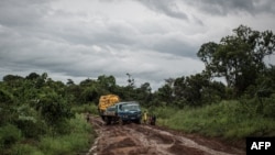 Un camion chargé de jerrycans de carburant en difficulté sur une route boueuse près de Fizi, Sud-Kivu, 24 mars 2015.