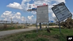 L'entrée vers un site contaminé près de la rivière de San Jacinto, le 29 septembre 2017, à Channelview, Texas. 