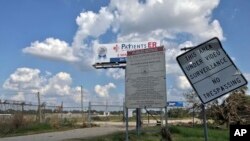 Pintu masuk ke tempat penyimpanan limbah Sungai San Jacinto River, 29 September 2017, di Channelview, Texas. 