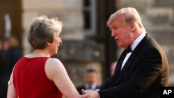 Premye Minis Britanik Theresa May Akeyi Prezidan Donald Trump nan vil Lond nan dat 12 Jiyè, 2018. AP/ Ben Stansall.