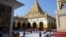 Biara Mahamuni di Mandalay menjadi magnet bagi peziarah dari seluruh Myanmar, 4 November 2017. (Foto: AP)