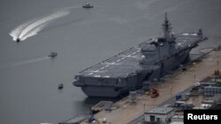 지난 4월 일본 해상자위대 소속 호위함 가가 호 규슈섬 사세보 해군기지에 정박해있다.
