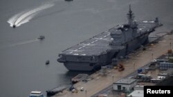 Kapal pengangkut helikopter Jepang, Izumo, yang panjangnya 250 meter dan bisa membawa 14 helikopter, berlabuh di Pulau Kyushu (foto: dok).